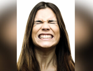 Her 4 kişiden biri dişlerini sıkıyor