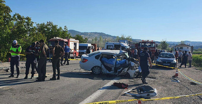 İki otomobil kafa kafaya çarpıştı: 3 ölü, 2 yaralı
