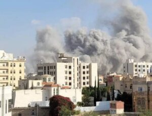 İsrail, Yemen’in başkenti Sana’yı vurdu: Bölgeden dumanlar yükseliyor
