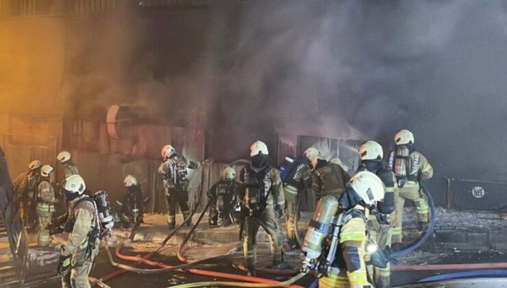 Kağıthane’de matbaa deposu alev alev yandı