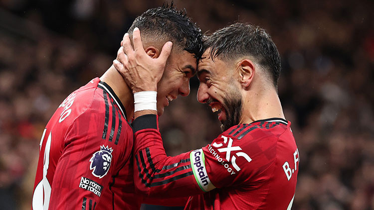 Manchester United, 2 kırmızının çıktığı maçta Chelsea’yi devirdi! Altay Bayındır…