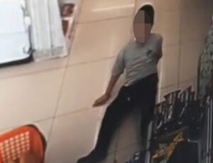 Markette vicdanları sızlatan olay: Otizmli çocuğa vurup yere düşürdü