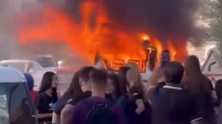 Mersin’de öğrenci servisi yandı! Öğrenciler tahliye edildi
