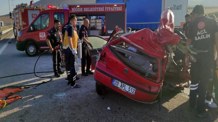 Niğde’de feci kaza: 2 ölü, 3 yaralı