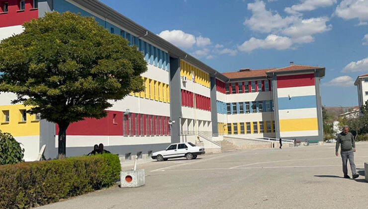 Okul bahçesinde müdüre darp