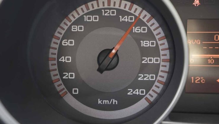 Otoyolda 150 km hıza çıkmanın getirdiği zaman kazancının neden 'anlamsız' olduğu matematiksel formülüyle açıklandı