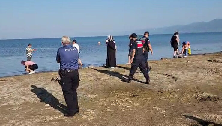 Su çekilince hazine ortaya çıktı | Göle serinlemek için giren vatandaş buldu