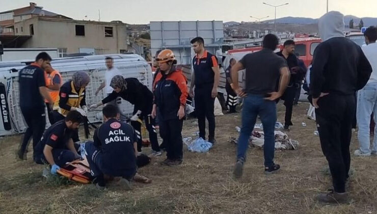 Tarım işçilerini taşıyan minibüs, otomobille çarpıştı: 20 yaralı
