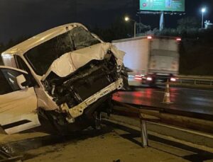 Ümraniye’de bariyerlere çıkan hafif ticari aracın sürücüsü yaralandı