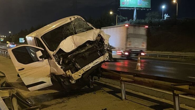 Ümraniye’de bariyerlere çıkan hafif ticari aracın sürücüsü yaralandı