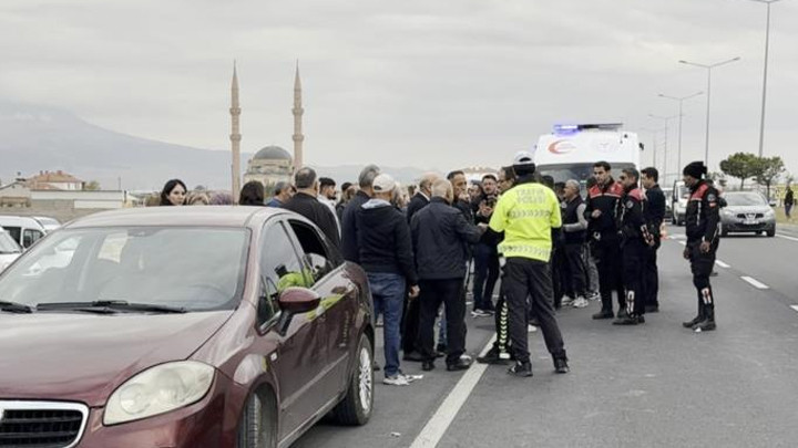 Aksaray’da polis cenazesi sırasında konvoydaki araçlara sopa ve taşlarla saldırı: 4 yaralı
