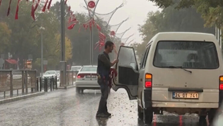 Alkışlanacak hareket: Yağmura aldırış etmedi, tek tek yerden toplayıp aracına koydu