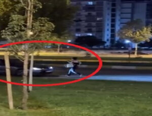 Alkollü saldırgan yoldan geçen araçların üzerine atladı, şoförleri tekmeledi!