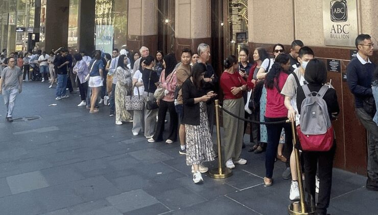 Altın fiyatları düştü uzun kuyruklar oldu: Dünyanın dört bir yanında hücum ediyorlar