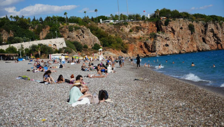 Antalya’da yazdan kalma gün! Plaj ve sahiller doldu