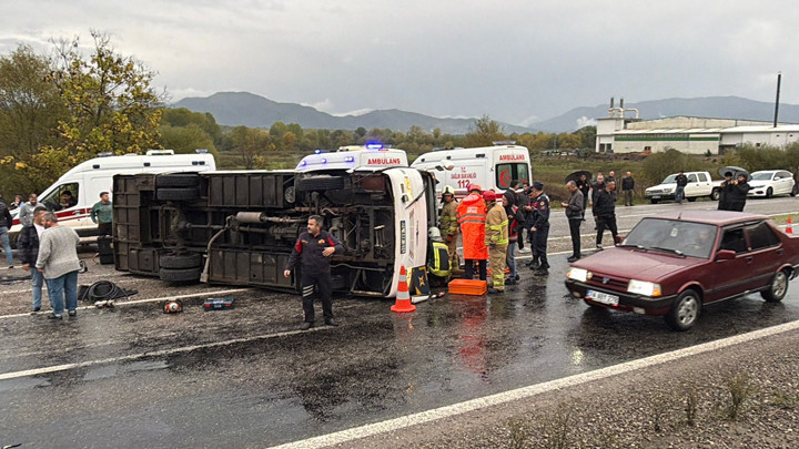 Bartın’da tekstil işçilerini taşıyan servis devrildi: 1 can kaybı, 19 yaralı