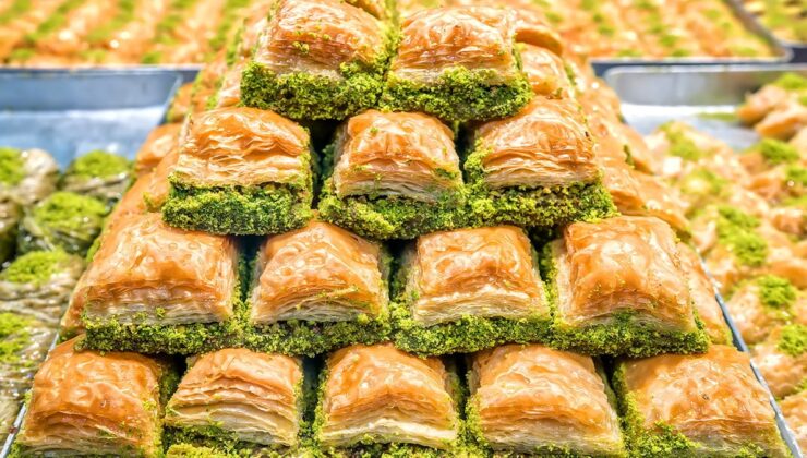 Bir dilim baklavanın fiyatı 'pes' dedirtti! Bir de indirim yapmışlar!