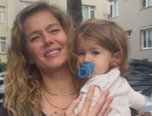 Burcu Biricik kızı ve eşi ile Etiler’de