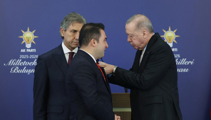 Cumhurbaşkanı Erdoğan, AK Parti’ye katılan belediye başkanlarına rozet taktı