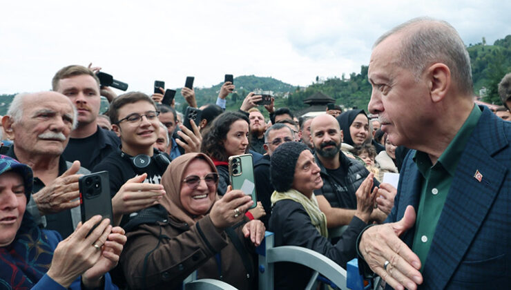 Cumhurbaşkanı Erdoğan, cuma namazı sonrası vatandaşlarla sohbet etti