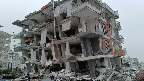 Depremde yıkılan Burak Yapı Sitesi davasında kamu görevlileri ilk kez hakim karşısına çıktı: Savunmaları ‘pes’ dedirtti!