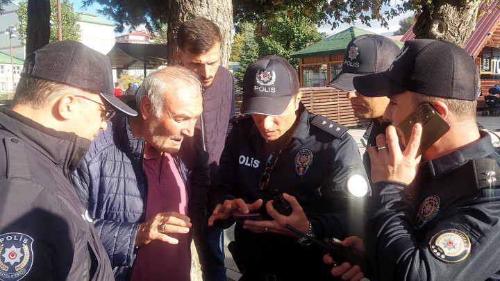 Dolandırılmaktan polis oğlunun ihbarıyla kurtuldu! 5 saat telefonu kapattırmadılar