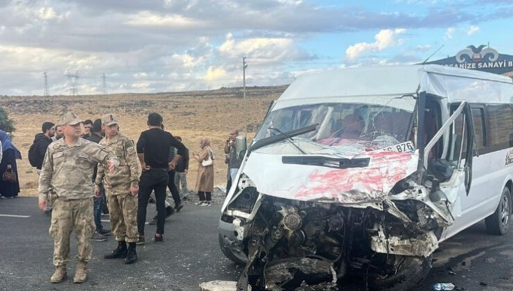 Feci kaza… Öğrenci servisiyle otomobil çarpıştı: Ölü ve yaralılar var