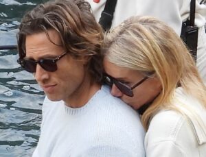 Gwyneth Paltrow, eşi Brad Falchuk ile aşka geldi