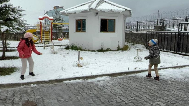 Hava sıcaklığı eksi 8 dereceye düştü! Kar yağışı başladı | Karın keyfini çocuklar çıkardı
