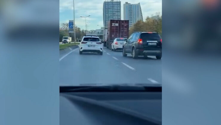 İstanbul trafiğinde gergin dakikalar… Tartıştığı kişinin aracını yumrukladı