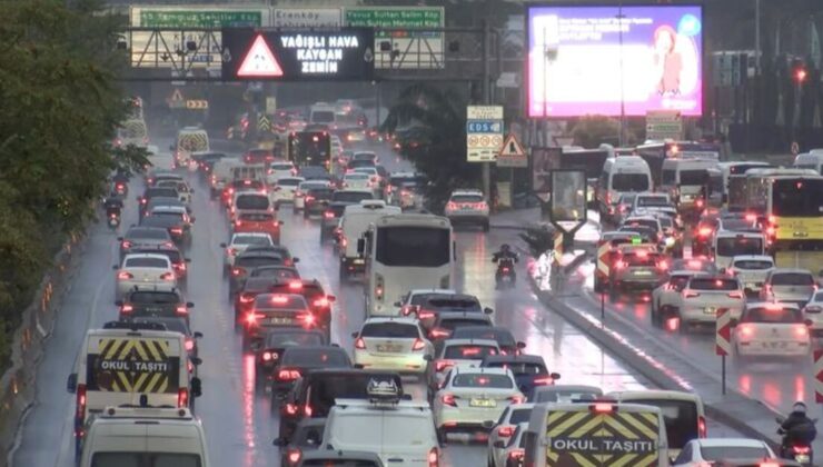 İstanbul’da sağanak trafiği kitledi! Yoğunluk yüzde 80’e ulaştı!