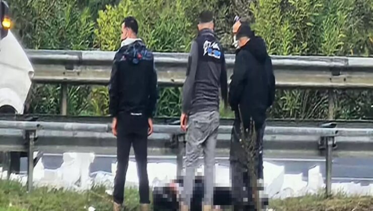 İzmir’de feci kaza: Lastiği patlayan minibüse çarpan otomobilde 1 ölü, 4 yaralı