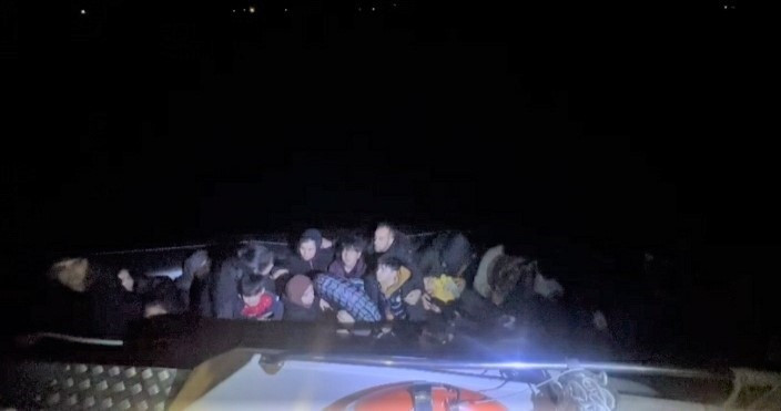 İzmir’de kaçak göçmenler son anda kurtarıldı!