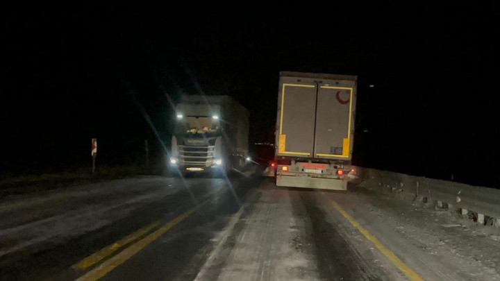 Kar ve buzlanma… Ilgar Geçidi’nde TIR’lar yolda mahsur kaldı
