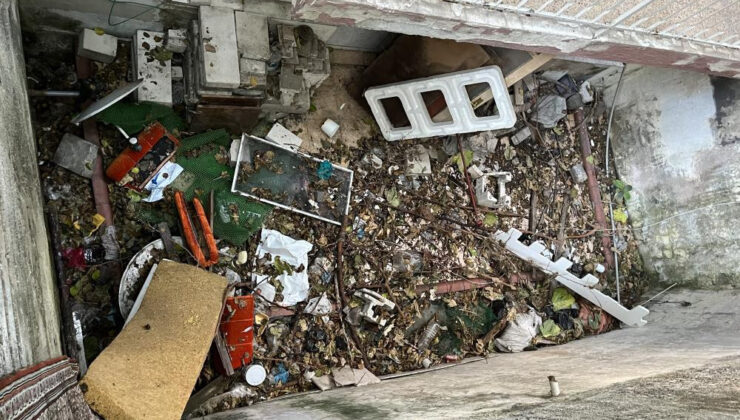 Kokudan durulmuyor! Çöp ev apartmanı isyan ettirdi