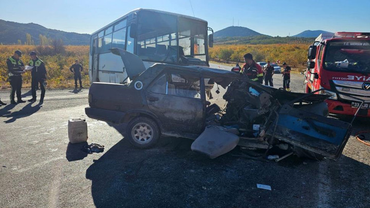 Mersin’de feci kaza! Tarım işçilerini taşıyan midibüs ile otomobil çarpıştı: 3 can kaybı, 12 yaralı