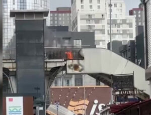Metrobüs üst geçidinde yangın paniği