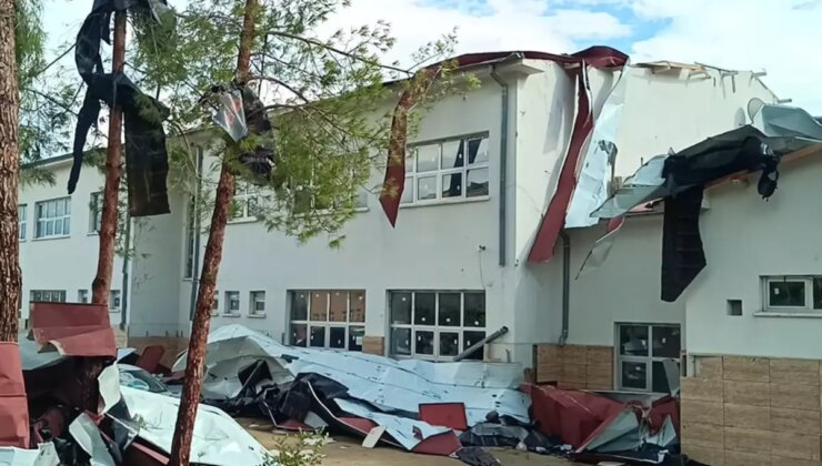 Öğrenciler dersteyken fırtına nedeniyle okulların çatısı uçtu! Eğitime 2 gün ara verildi