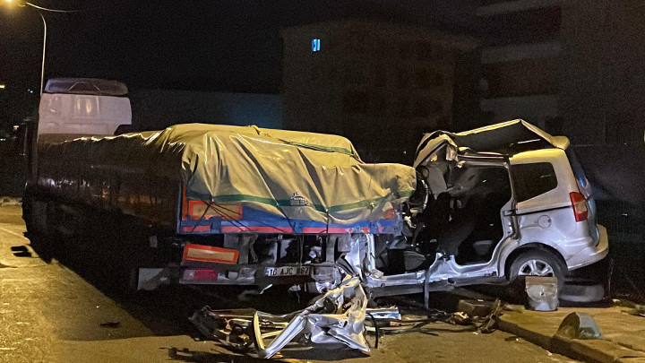 Polisten kaçan araç TIR’a çarptı: 1 ölü, 2 yaralı