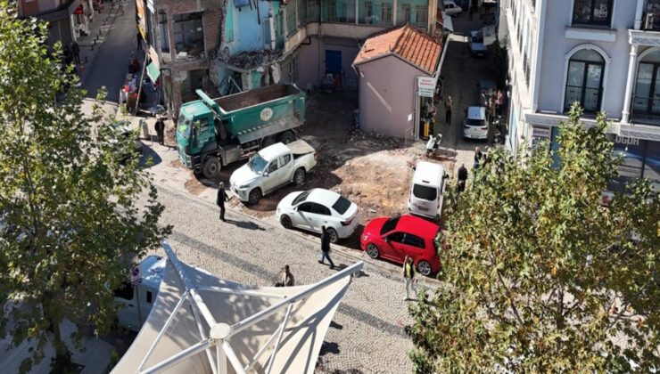 Sındırgı’da evlerine girmeye çekinenler depremin 3. gününde de çadırda