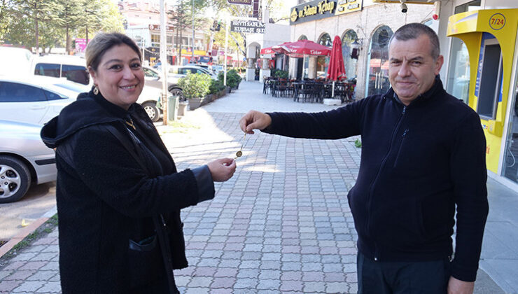 Sokakta buldu, gazeteye ilan verip sahibine ulaştırdı