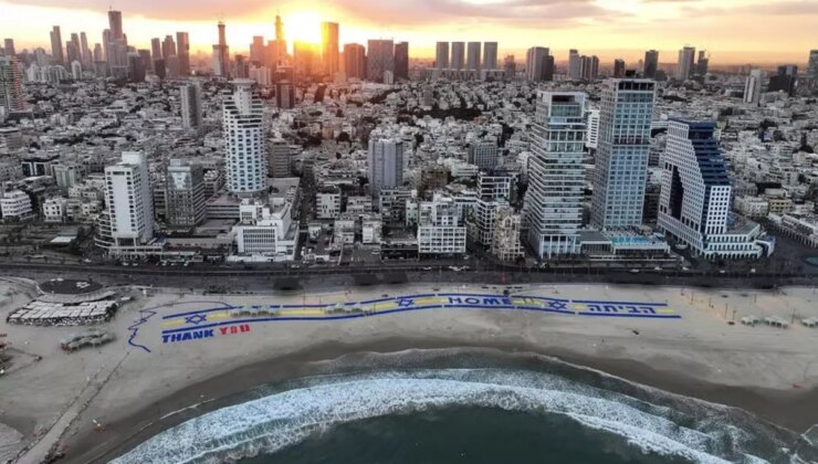 Trump’a İsrail’de sürpriz karşılama! Plaja dev "Teşekkürler" pankartı asıldı