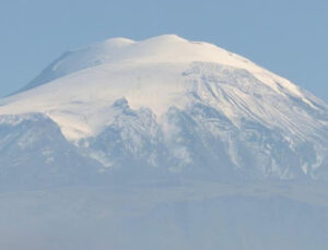 Türkiye ve Avrupa’nın en yükseği: Yağan karla beyaz gelinliğini giyindi!