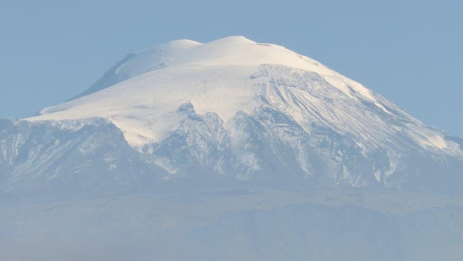 Türkiye ve Avrupa’nın en yükseği: Yağan karla beyaz gelinliğini giyindi!