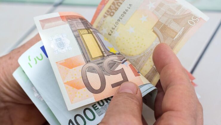 'AB dağılma sürecinde' diyerek ülkenin Euro'ya geçmesini reddetti
