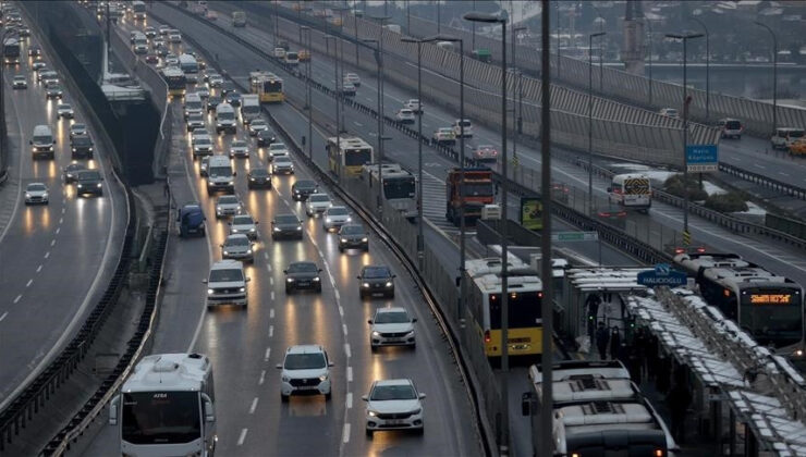 Yağmur bastırdı, İstanbul’da trafik felç oldu!