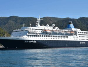 Yolcu gemisi "Blue Sapphire" personel değişimi ve ikmal için Marmaris'te