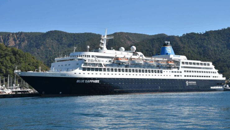 Yolcu gemisi "Blue Sapphire" personel değişimi ve ikmal için Marmaris'te