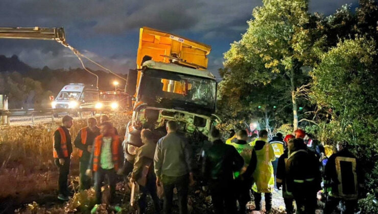 Yoldan çıkan kamyon devrildi: 2 ölü, 1 yaralı!