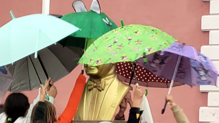 Adana’da ilkokul öğrencileri yağmur altında Atatürk büstünü şemsiyeyle korudu